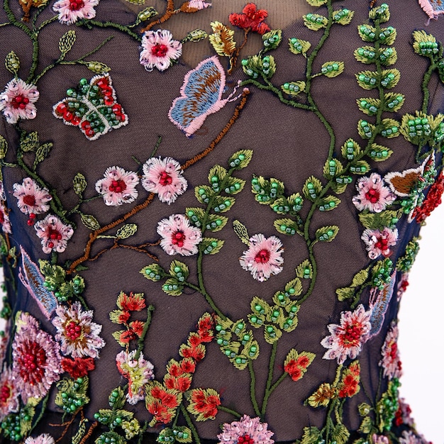 detail výšivky na šatke