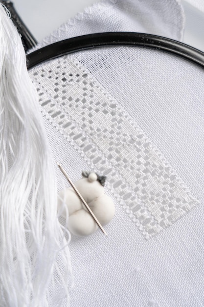 rukou vyšívaný motív na ľanovom plátne